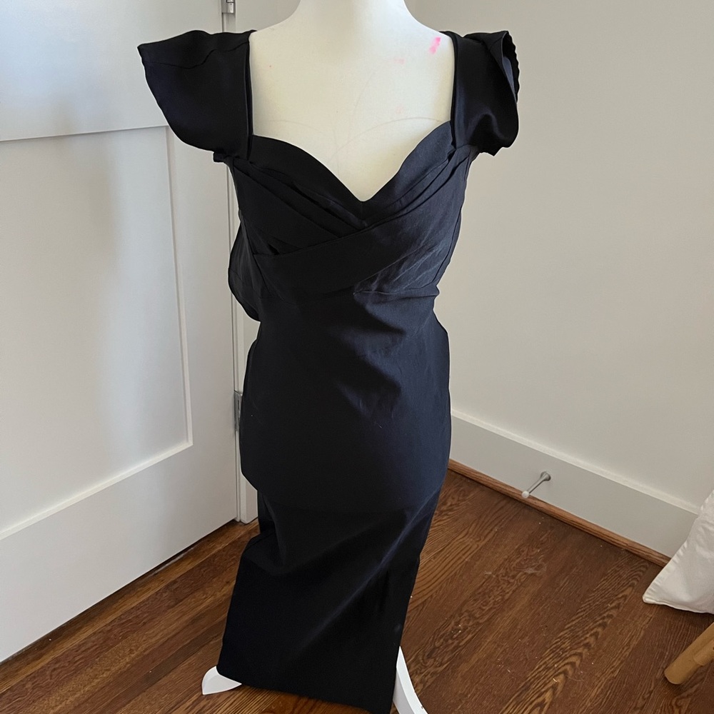 Vintage pinup, looking black dress with sweetheart 
Neckline